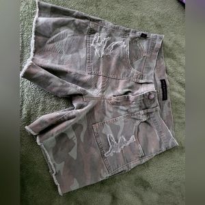 Rock and Republic camo shorts size 10. (Womens)
